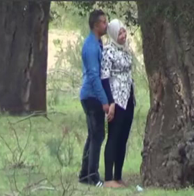 بينيك الشرموطه بتاعته في حديقه عامه سكس تجسس
