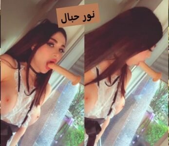 سكس القحبة نور حبال تثبت الصناعي على البلور وترضعه